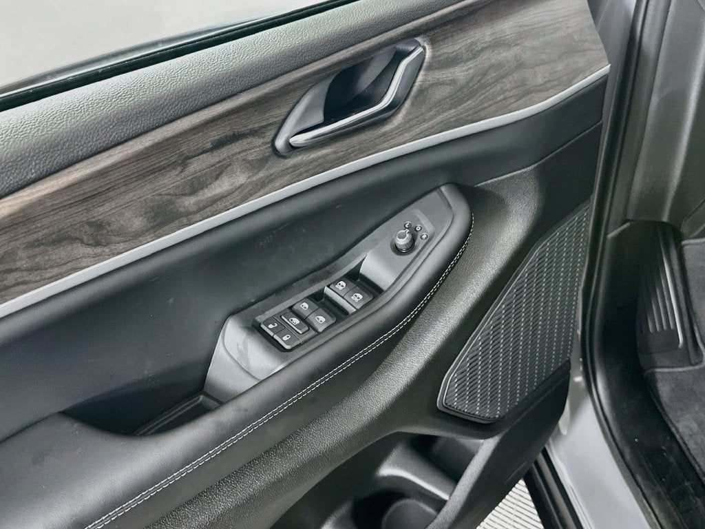 2027 Jeep Grand Cherokee Laredo Altitude