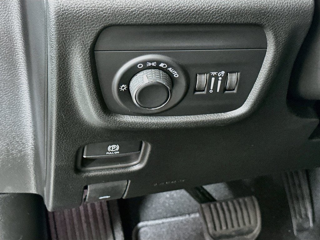 2027 Jeep Grand Cherokee Laredo Altitude