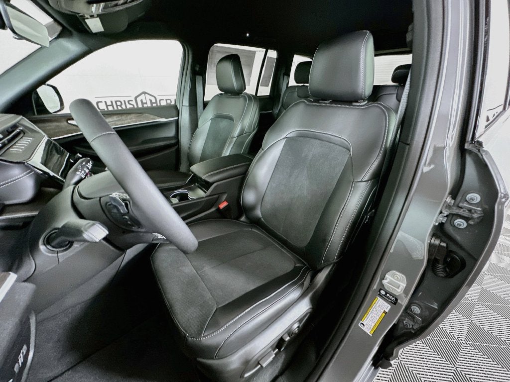 2027 Jeep Grand Cherokee Laredo Altitude