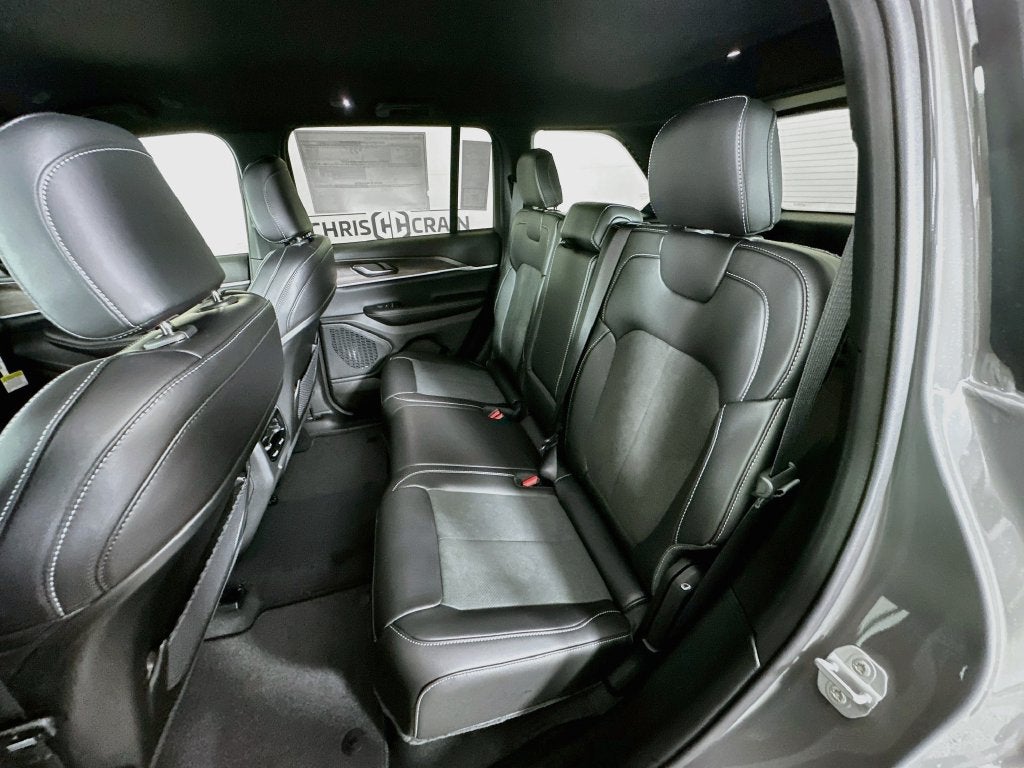 2027 Jeep Grand Cherokee Laredo Altitude
