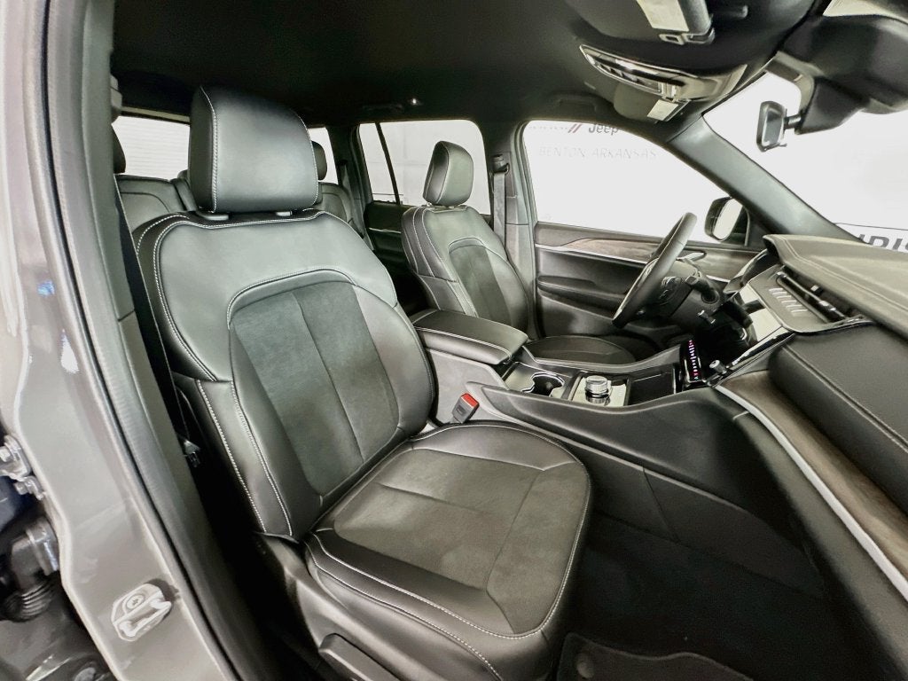 2027 Jeep Grand Cherokee Laredo Altitude