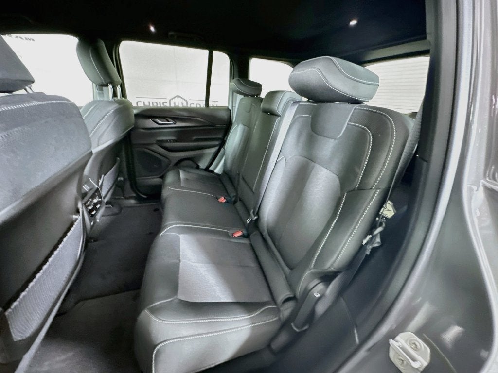 2027 Jeep Grand Cherokee GRAND CHEROKEE LAREDO 4X4