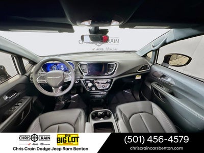 2025 Chrysler Voyager LX