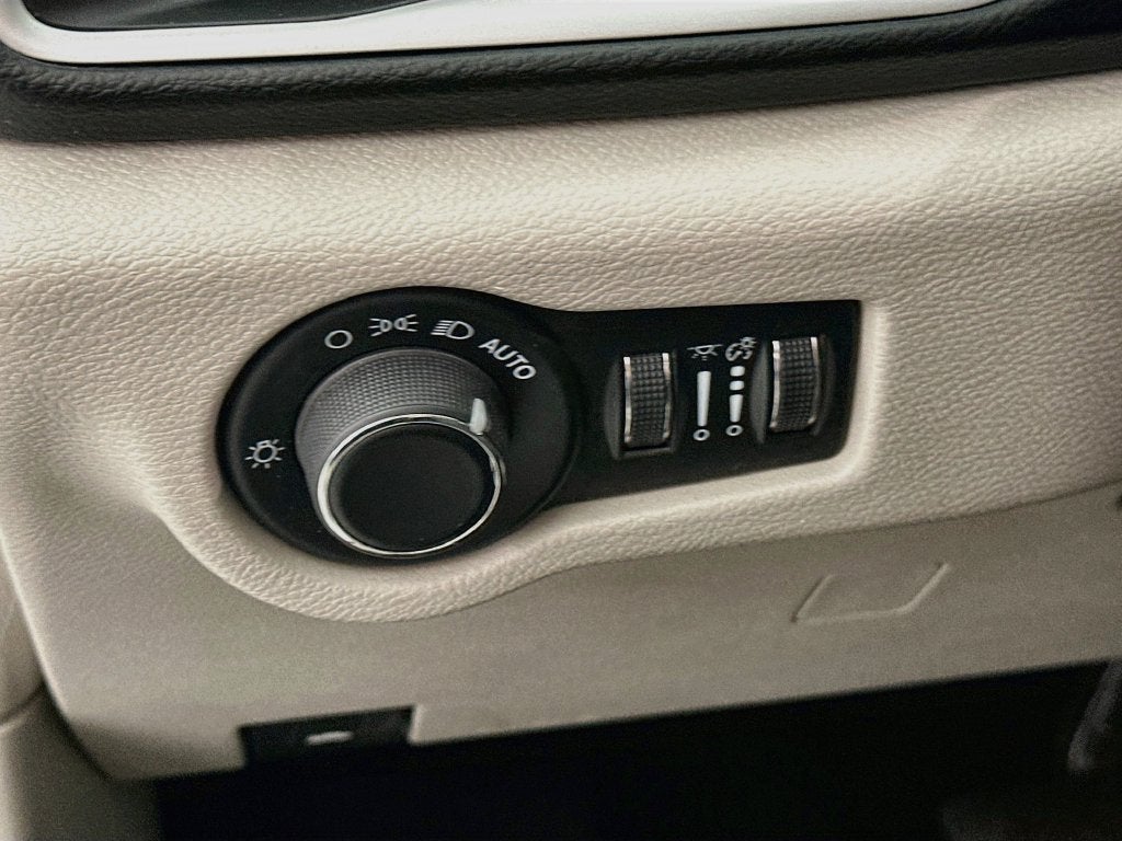 2024 Chrysler Voyager LX