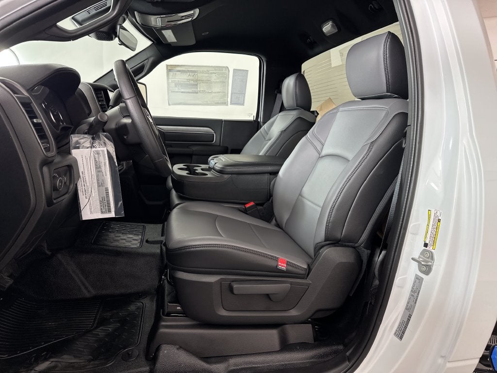 2027 RAM Ram 3500 Chassis Cab RAM 3500 TRADESMAN CHASSIS REGULAR CAB 4X4 84' CA