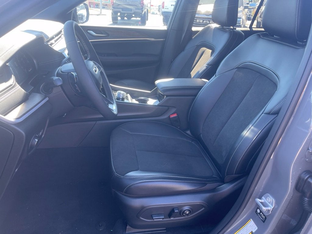2027 Jeep Grand Cherokee GRAND CHEROKEE LAREDO ALTITUDE 4X2