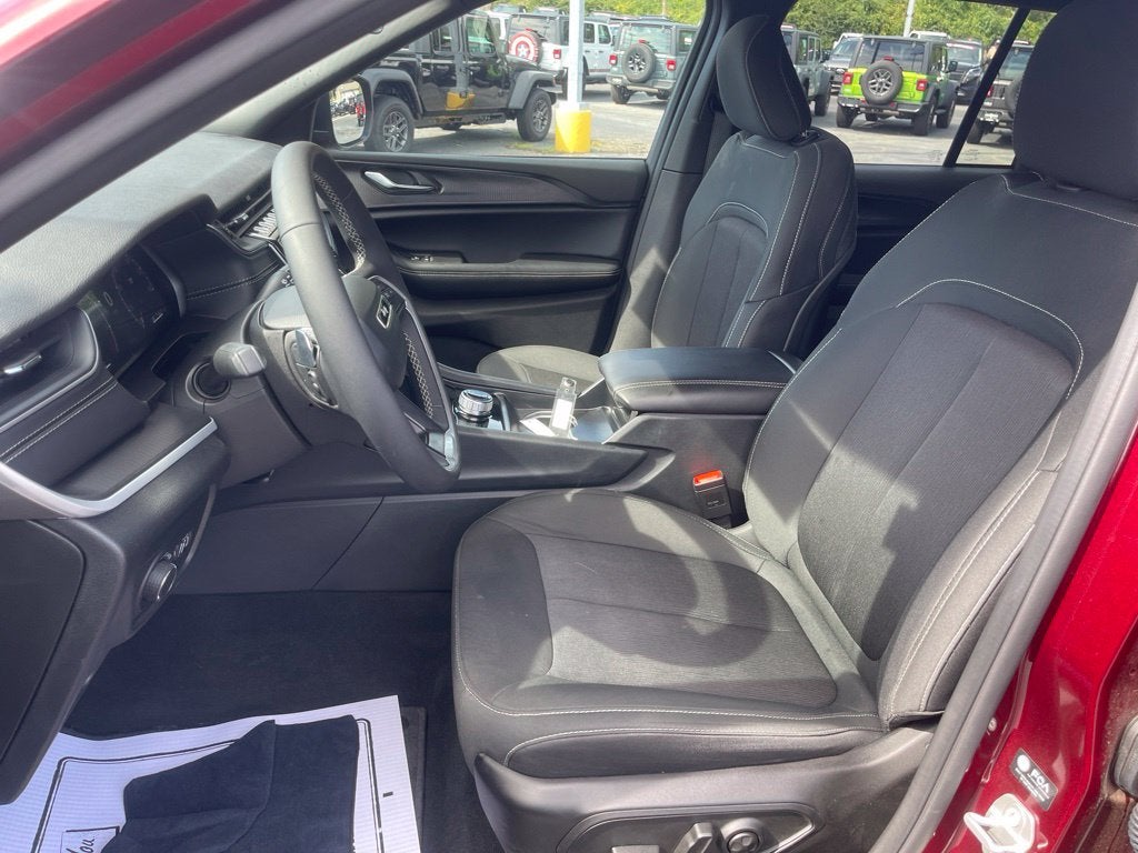 2025 Jeep Grand Cherokee Laredo X 4x4