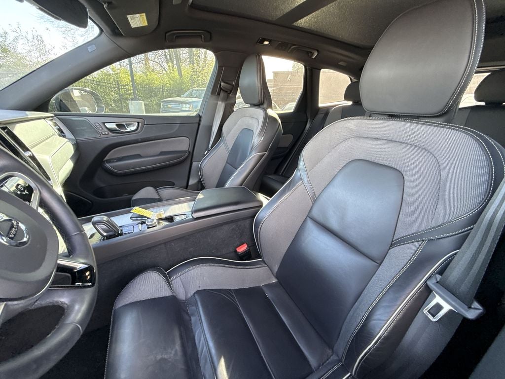 2022 Volvo XC60 Recharge Plug-In Hybrid T8 R-Design